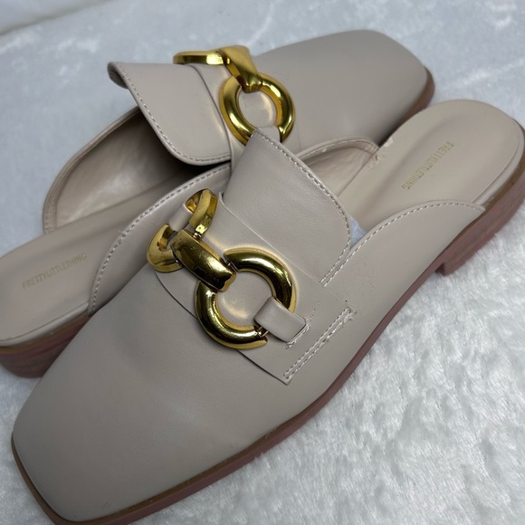 PrettyLittleThing Cream Loafers with Gold Detail - Picture 3 of 6